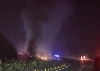 노동절 연휴 중국.…고속도로 붕괴 19명 사망·30명 부상