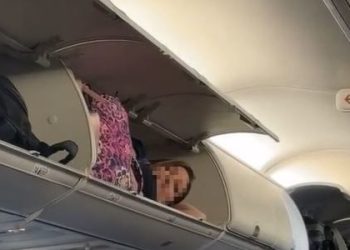 비행 중 좌석 위 짐칸 들어간 여성…승객들 ‘당황’