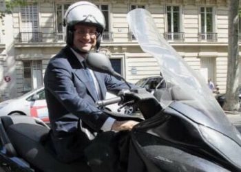 올랑드 프랑스 전 대통령의 밀회 스쿠터, 경매서 2만 유로 낙찰