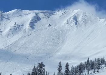 5월에 때아닌 눈사태…스키어 2명 죽고 1명 구조돼