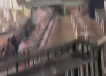 텍사스…유리 날리고 건물 ‘와르르’