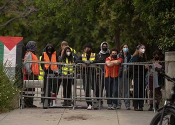 경찰, UCLA 캠퍼스 진입, ‘바리케이드 대치’ 친팔시위대 강제 해산