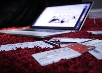 미국 성인 3명 중 2명 “인플레 재정 악화…카드 대금 못내”