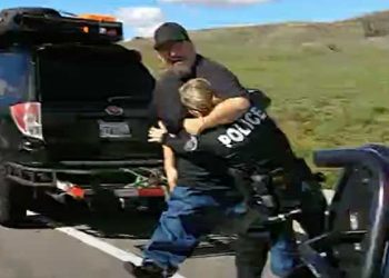 검문 걸리자 여경관 목 조르다 총 맞고 체포, 최대12년형(영상)