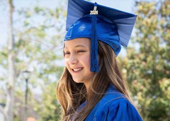 [화제] “천재남매?” 11살에 칼리지 졸업 소녀…오빠 기록 깼다