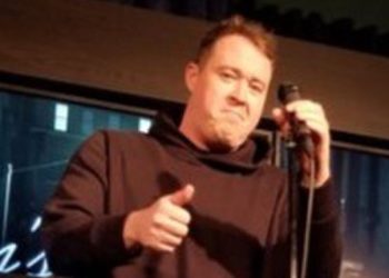 “넷플릭스, 아시아계 비하 코미디언 셰인 길리스 퇴출하라”