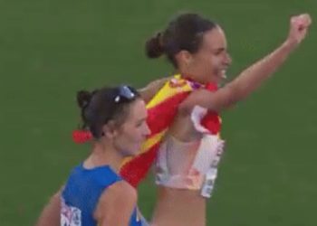 ‘이른 세리머니’ 결승선 5m 남기고 메달 놓쳐(영상)