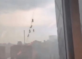 빌딩 청소부들 줄에 매달려 대롱대롱…돌풍에 아찔(영상)