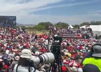 트럼프, 폭염 속 라스베거스 유세 강행..물병 양산제공
