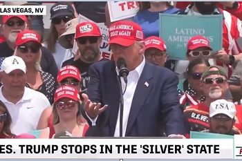 트럼프, 폭염 속 라스베거스 유세 강행..물병 양산제공