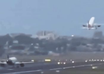 3초 늦었으면 대참사…한 활주로 2대 동시 이·착륙 (영상)