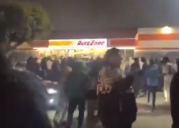 고개 드는 대규모 떼강도에 업주들 긴장… 오토존 매장 유리 깨고 50여명 난입(영상)