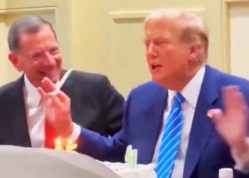 공화 의원들 트럼프에게 78세 생일 축하 노래