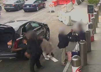 LA공항서 할머니 넘어뜨리고 도주한 남성 얼굴 공개수배 …중범처벌(영상)