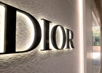 380만원짜리 디올백 원가는 8만원…드러난 명품 민낯