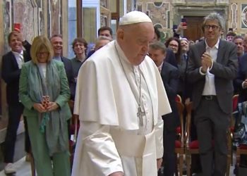 교황, 코미디언들 초대 “사랑있다면 하느님 놀려도 돼”