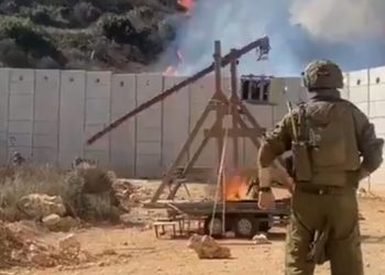 최첨단 이스라엘군, 중세 투석기로 헤즈볼라 공격