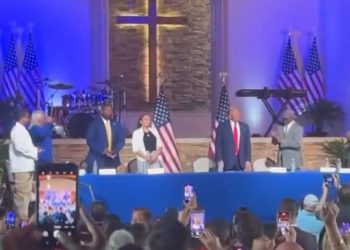 트럼프,  흑인교회와 백인 극우단체 방문 동시 구애…잘될까?