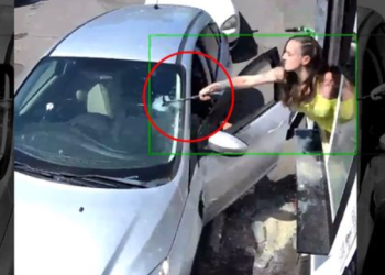 망치로 차 유리 쾅…커피 던진 고객에 복수(영상)