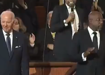 “바이든, 경합주 흑인 지지율 하락”