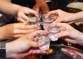 NYT 조명 “한국인들 우정 유지비결은 계모임”