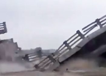 150만달러 들인 다리…홍수로 완공 직전 붕괴