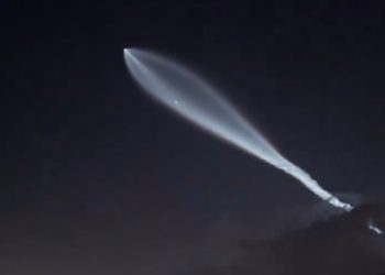 남가주 하늘 신비한 깃털 비행운…스타링크 위성 20개 발사(영상)