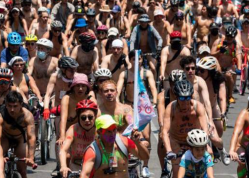 알몸에 헬멧만…세계 곳곳 벌거벗고 자전거 탄 까닭(영상)