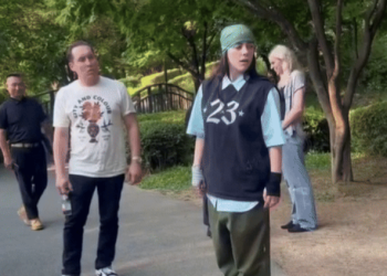 한국 간 팝스타 빌리 아일리시, ‘이것’ 보고 깜짝(영상)