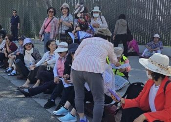 폭염 속 수강신청 인파 장사진…새벽 2시부터 한인 노인 수백여명 몰려