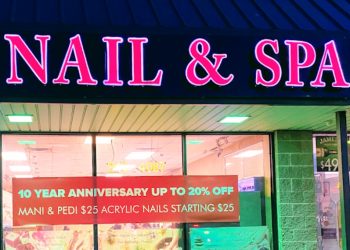 미니밴 네일샵에 돌진…4명 사망 9명 부상