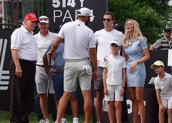 “트럼프, 골프장 주류면허 자격 입증하라”