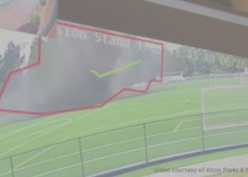 “폭탄 터졌나”…축구장 삼킨 거대 싱크홀(영상)