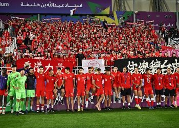 “국가연주 때 얼굴 돌렸다”…축구 관객들 체포