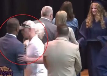 “내 딸과 악수하지마” 졸업식서 흑인 교육감 밀어내(영상)