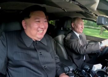 [화제] 푸틴, 러 리무진 ‘아우르스’에 김정은 태우고 직접 운전