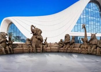 뉴욕 맨해튼 한복판, 소파에 앉은 동물들…”멸종위기”