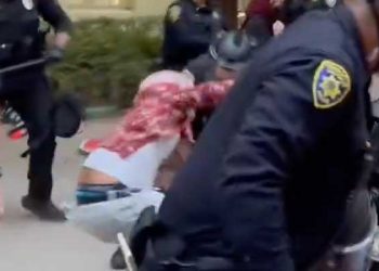 UCLA 캠퍼스 친팔레스타인 야간시위 …경찰 진입, 12명 체포