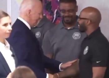 빠르게 쇠약해지는 바이든, 깜박거림 갈수록 잦아