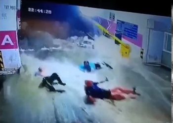 “사람도 쓸고 갔다”… 기록적 폭우에 수십만명 대피