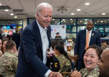 ‘토론 참사’ 바이든 “일정 줄이고 잠 더 자겠다”