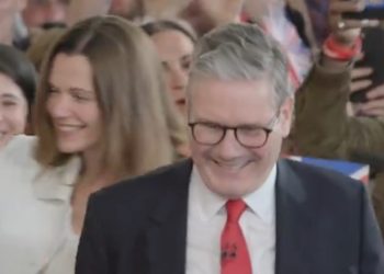 새 총리 스타머는…”서민가정서 자란 노동자의 아들”