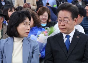 검찰, 이재명 부부 소환 통보 경기도 법인카드 유용 의혹