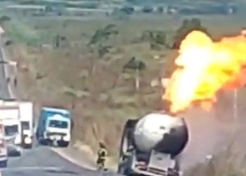 불 붙은 유조차 ‘펑’…방송사 취재진 화상