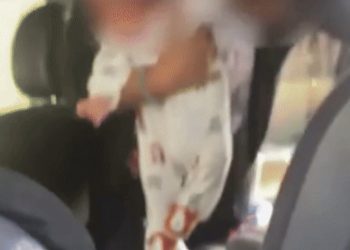 99도 펄펄 끓는데…차에 세 아이 두고 쇼핑 간 엄마(영상)