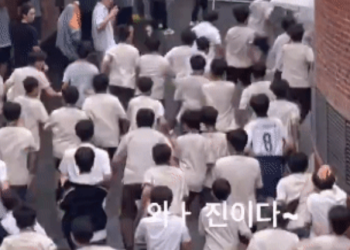 모교 방문한 ‘방탄 진’…남학생들 구름떼 “와 진이다”(영상)