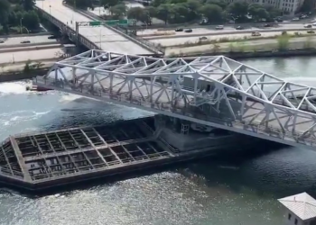 세상에 이런일이…더위 먹은 뉴욕 3번가 다리 멈췄다