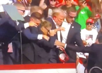 [긴급]트럼프 유세 중 총격 피습, 군중 속 괴한 암살 시도… 총 맞은 트럼프 긴급대피