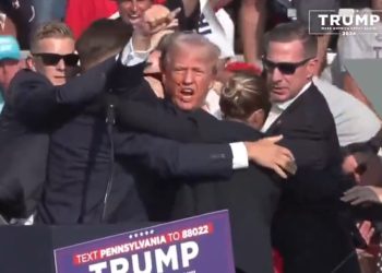 (2보)트럼프 암살시도 총격범 사살 … 트럼프,  총탄 귀에 스쳐 유혈낭자