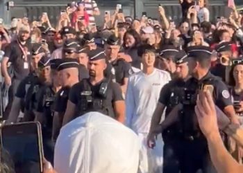 방탄소년단 진, 따듯하고 눈부셨다…파리올림픽 성화봉송